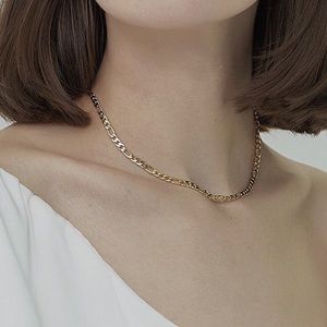 Gold plated, Figueroa choker chain necklace.